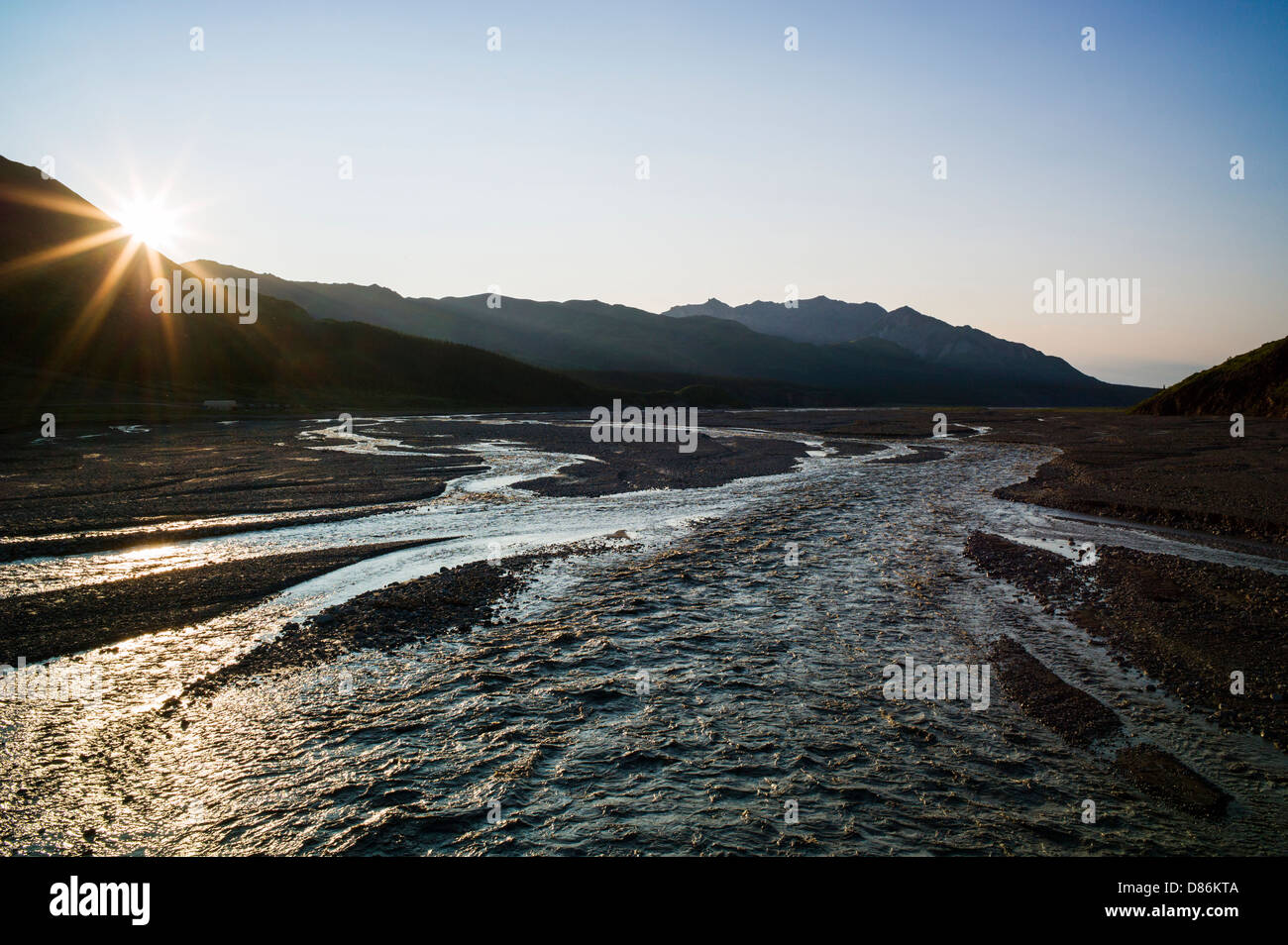 Il tramonto della treccia di Toklat Fiume, Parco Nazionale di Denali, Alaska, STATI UNITI D'AMERICA Foto Stock