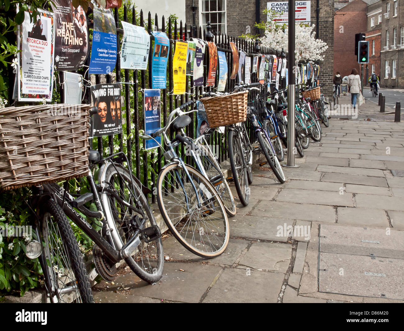Gli studenti le biciclette parcheggiate su Cambridge Street lungo la recinzione, England, Regno Unito Foto Stock