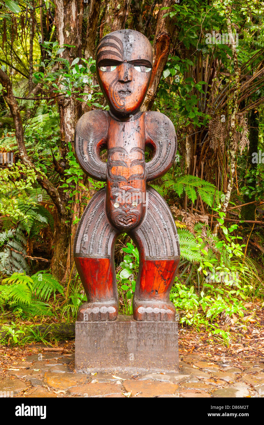 Maori intagliato figura in cascata Kauri area di Waitakere varia Parco Regionale, Auckland. La figura è custode dell'area. Foto Stock