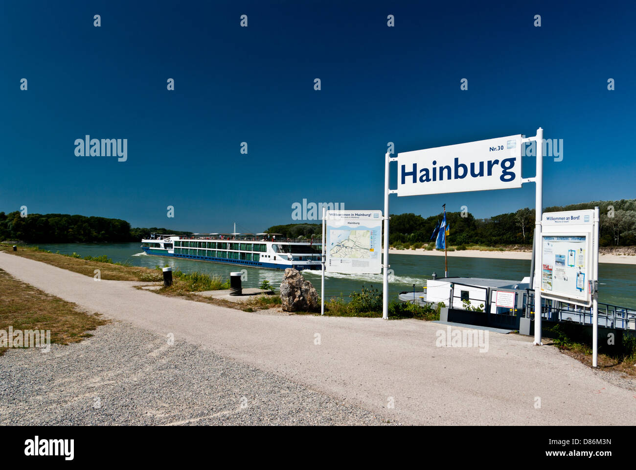 Il molo e la barca a Hainburg an der Donau‎, Austria Foto Stock