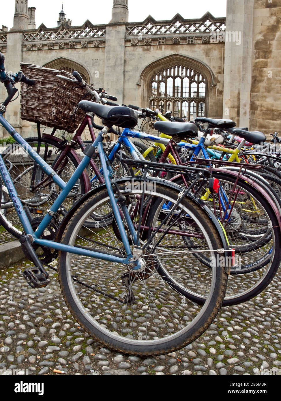 Le biciclette parcheggiate davanti all Università di Cambridge edificio, REGNO UNITO Foto Stock