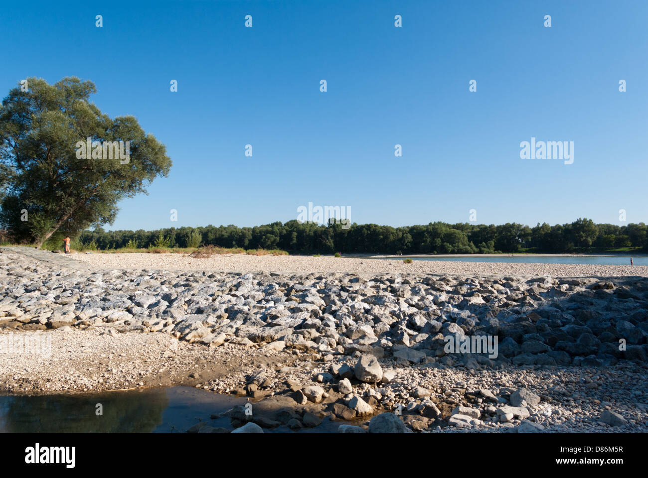 Spiaggia di ghiaie a riva del Danubio, 20km a valle di Vienna Foto Stock