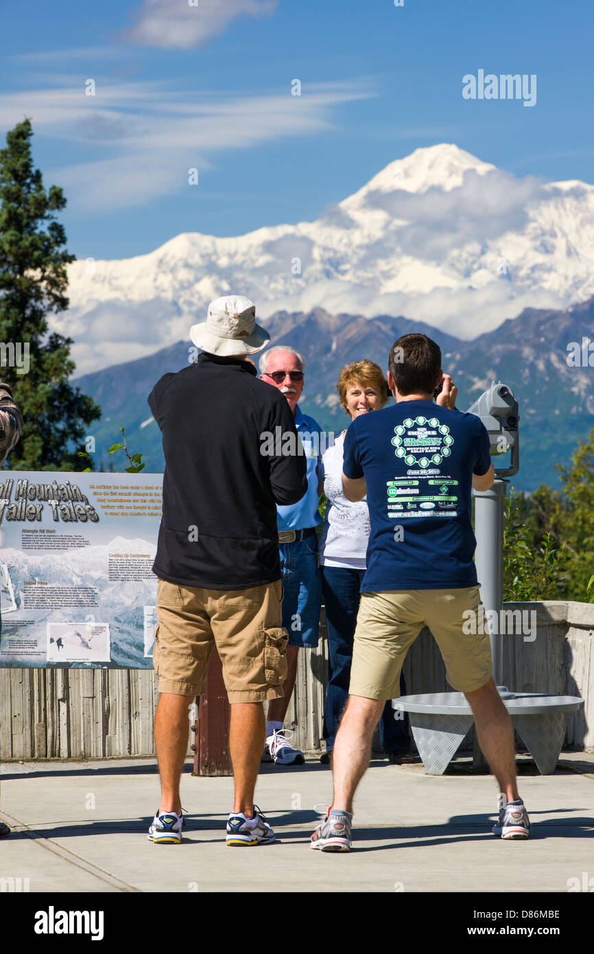 Vista turisti Alaska Range & Denali (Mt. McKinley) da 'Denali Viewpoint Sud" George Parks Highway 3, Alaska, STATI UNITI D'AMERICA Foto Stock