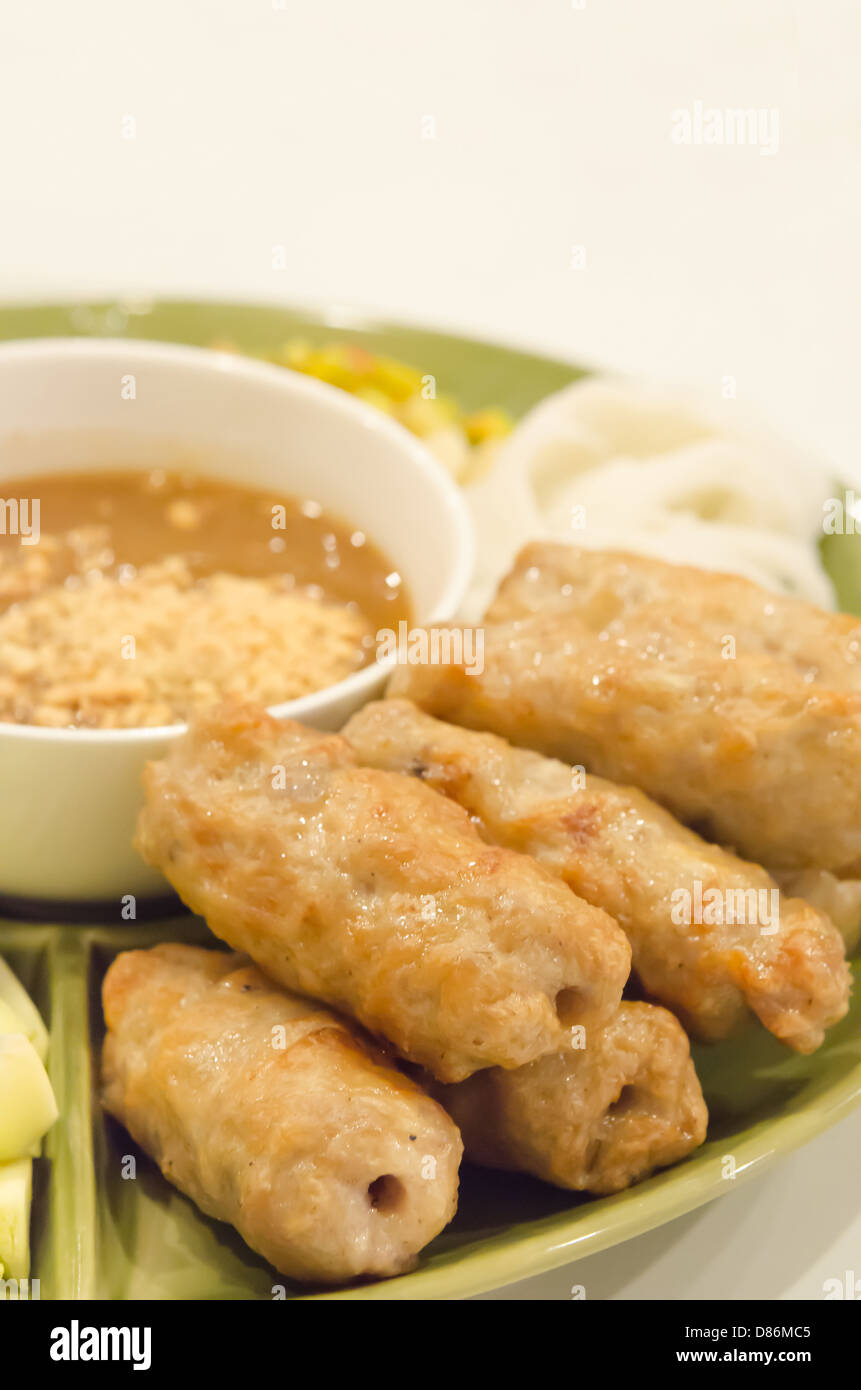 La cucina vietnamita , arrosto di maiale servito con salsa piccante e vegetale (Nam Neung) Foto Stock