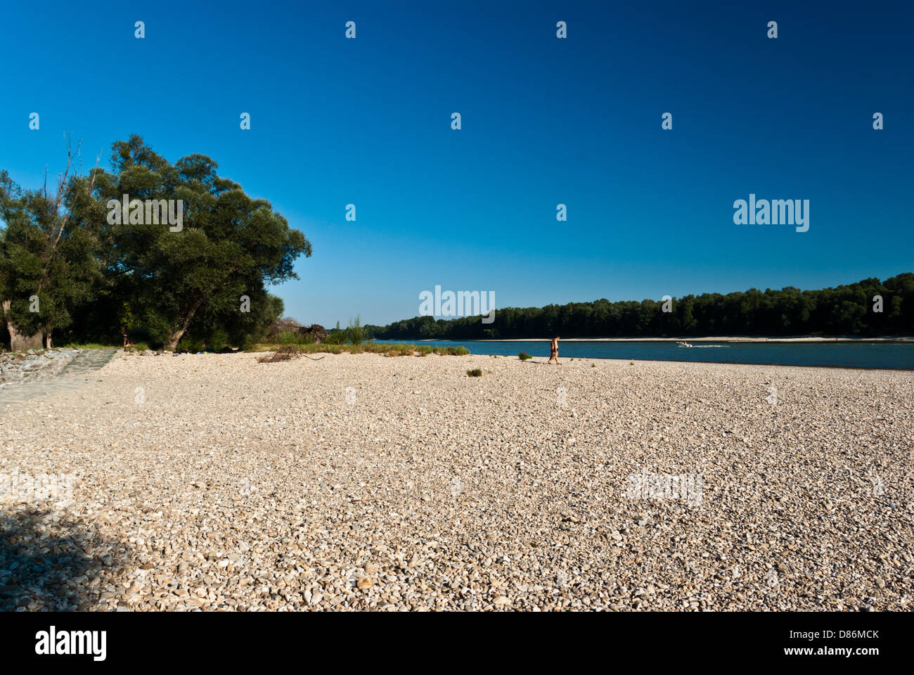 Spiaggia di ghiaie a riva del Danubio, 20km a valle di Vienna Foto Stock