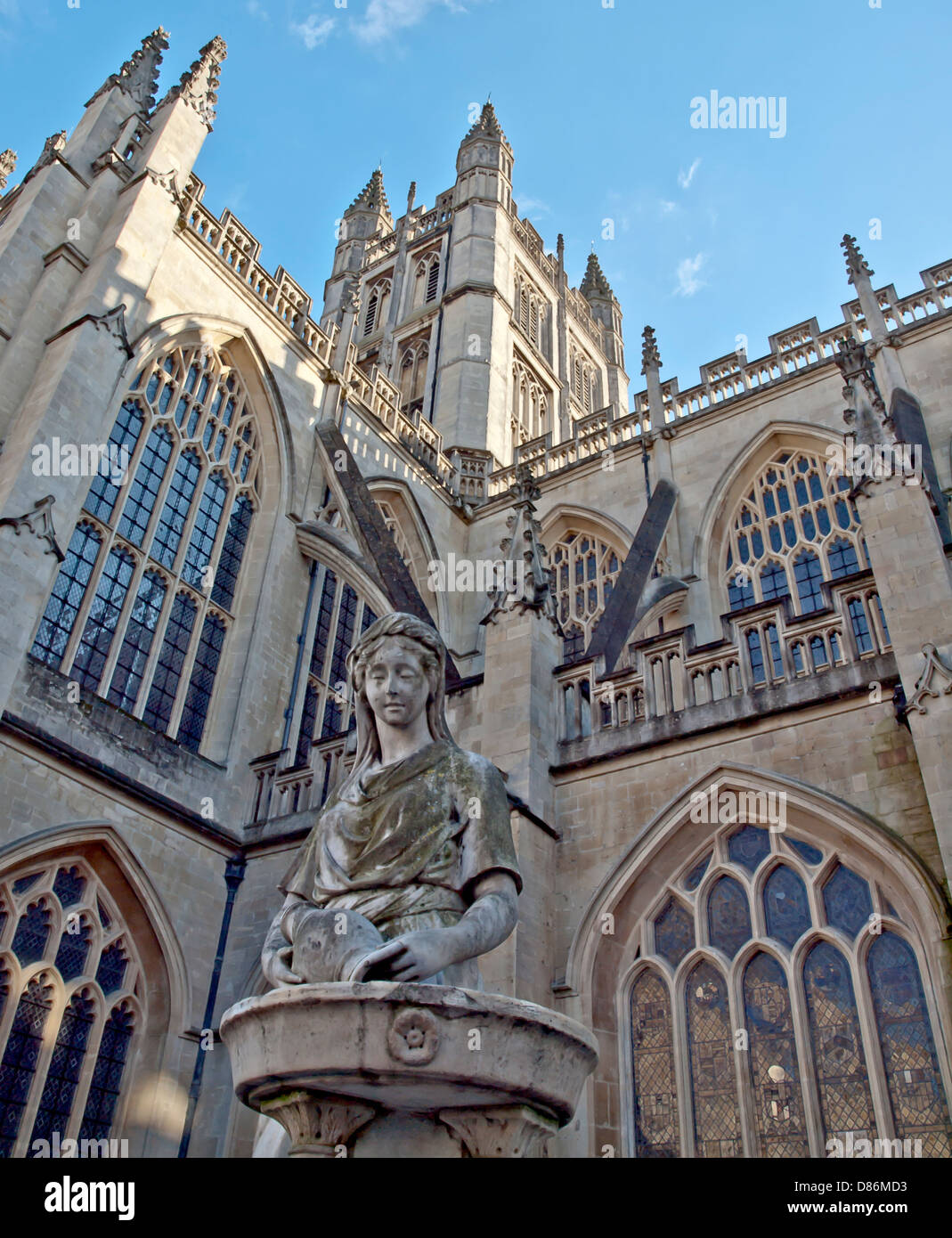 Una parte della splendida Abbazia di Bath edificio con una scultura e cielo blu, REGNO UNITO Foto Stock