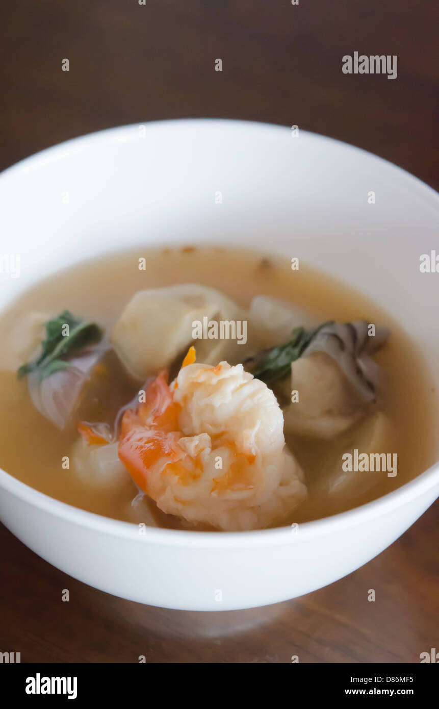 Tom Yum Goong - thai piccante e speziato di zuppa di pesce con gamberetti Foto Stock