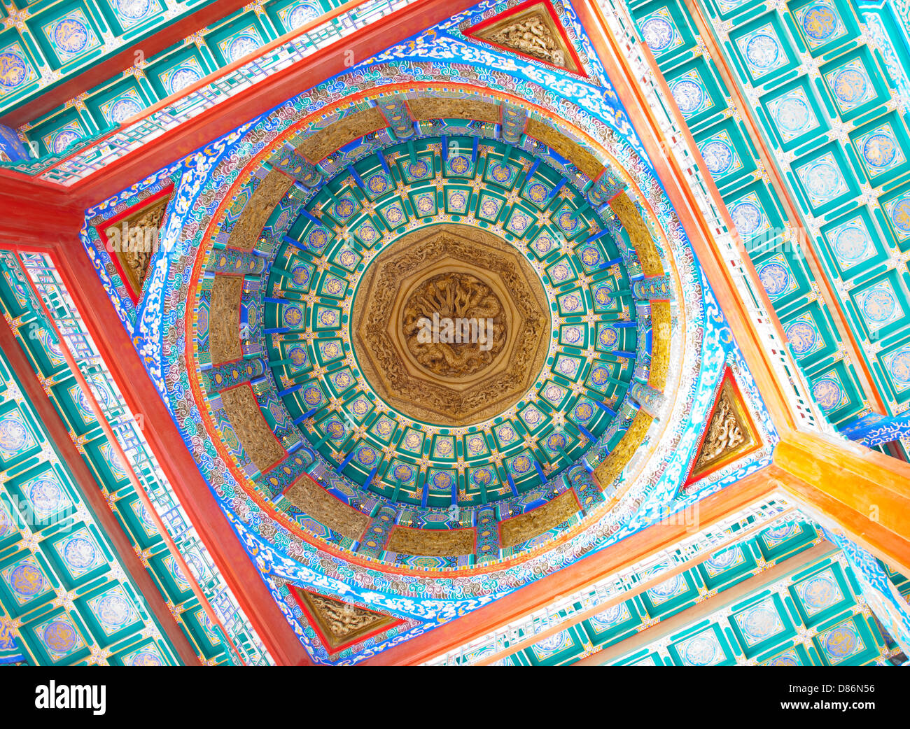 Colorato padiglione Cinese design del tetto,beijing cina Foto Stock