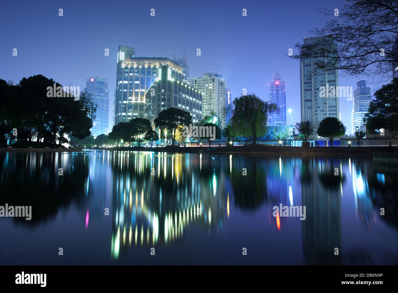Vista notturna della citta' di Shanghai downtown area,vicino a Xintiandi che famoso per bar Foto Stock