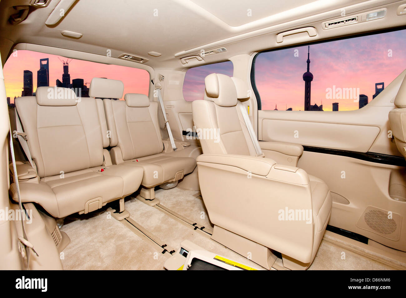 Indietro posti passeggeri in SUV di lusso auto, vista frontale Foto Stock