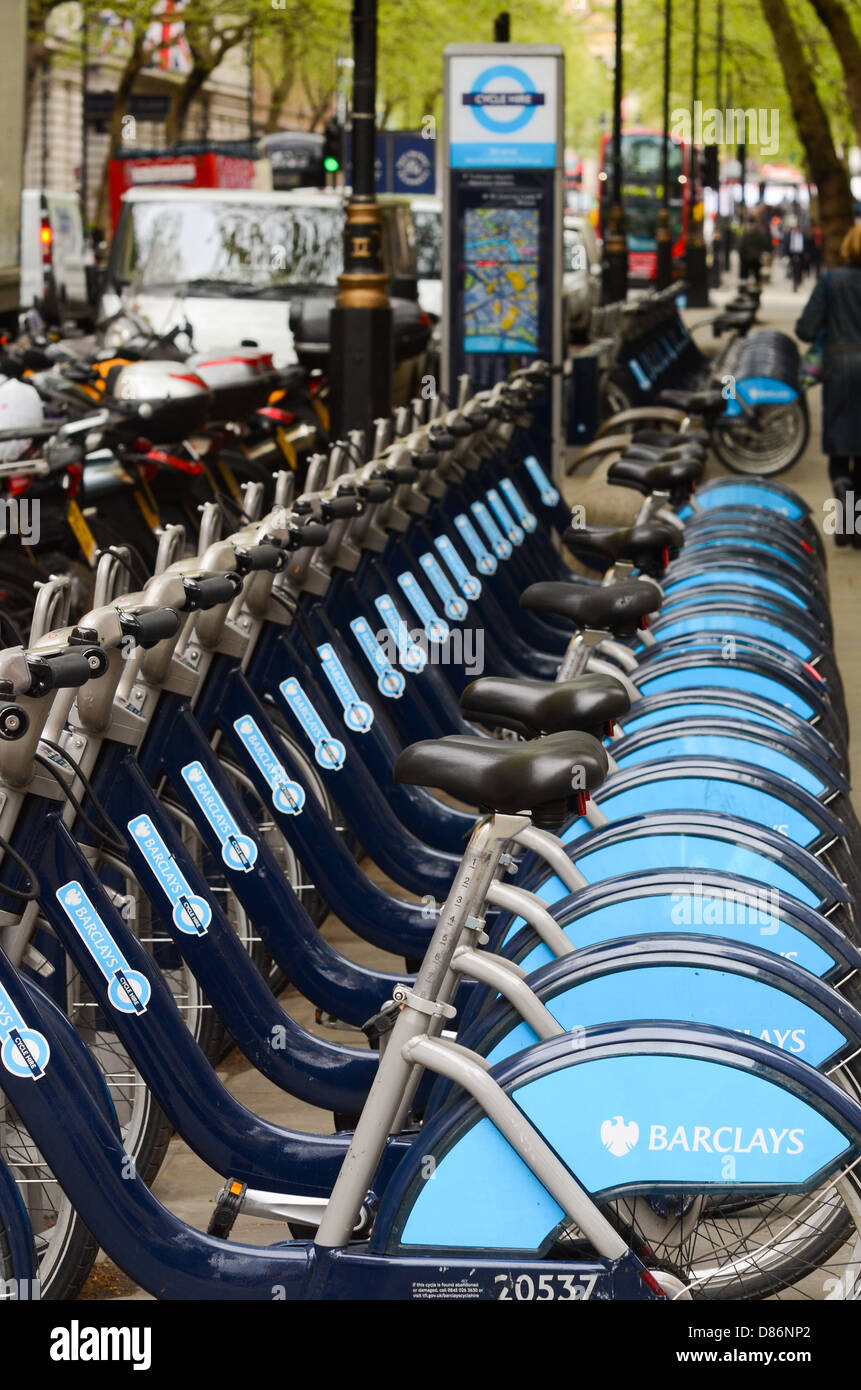 " Barclays Cycle Hire" biciclette parcheggiate in Londra. Foto Stock