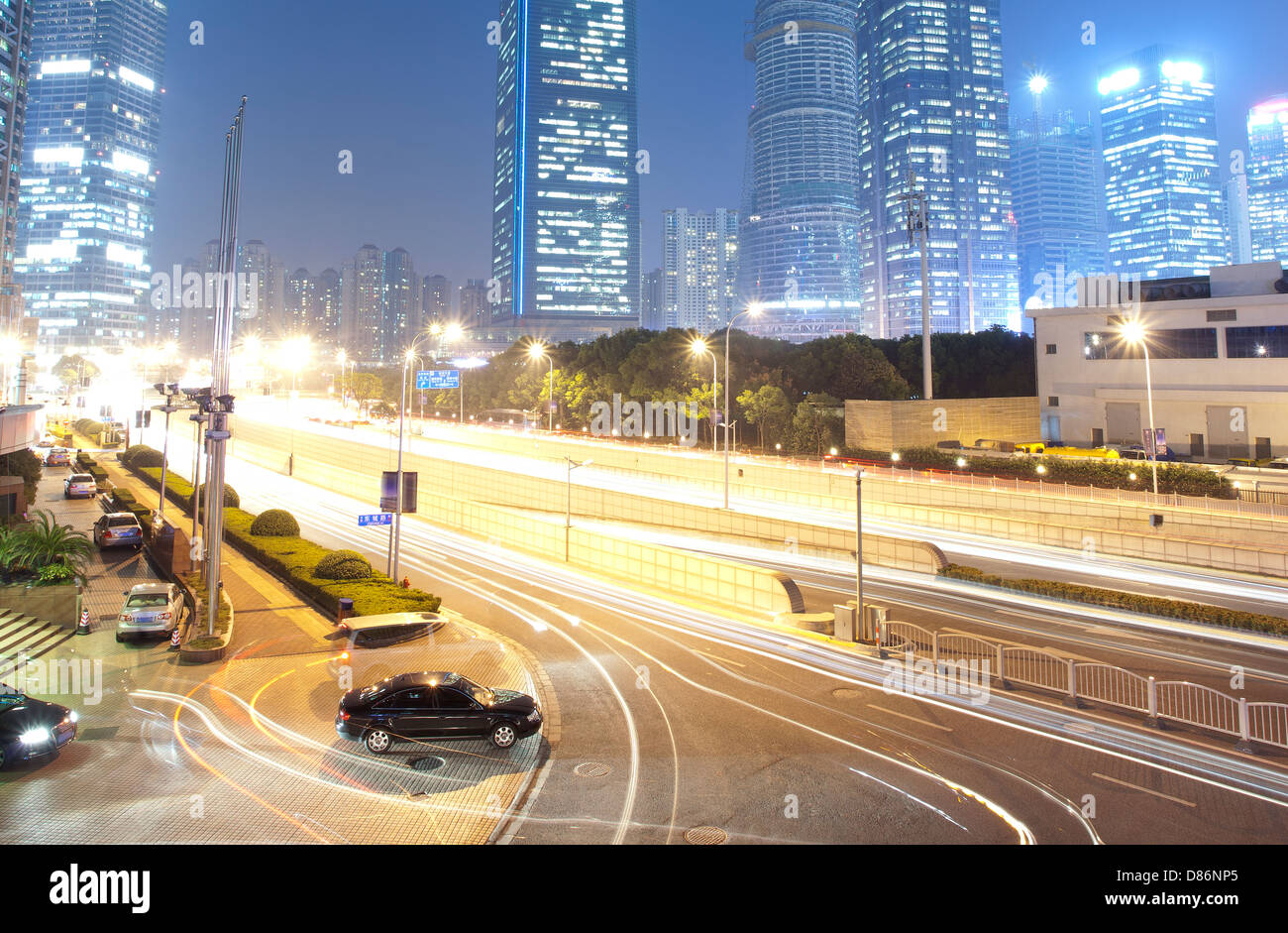 In rapido movimento di auto di notte ,Shanghai in Cina Foto Stock