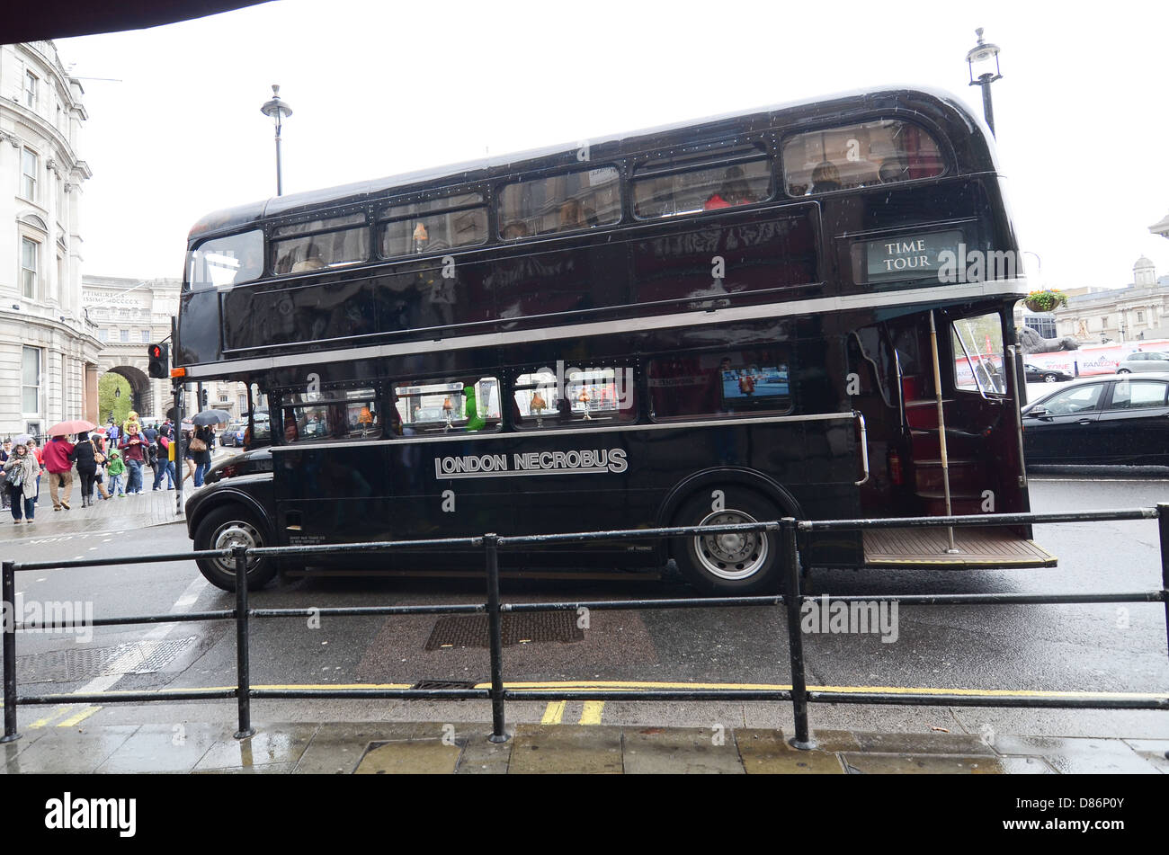Il 'Necrobus', il dipinto di nero il bus utilizzato dal Bus Ghost Tours in Londra, Regno Unito. Foto Stock Il 'Necrobus', il dipinto di nero il bus utilizzato dal Bus Ghost Tours in Londra, Regno Unito. Foto Stock