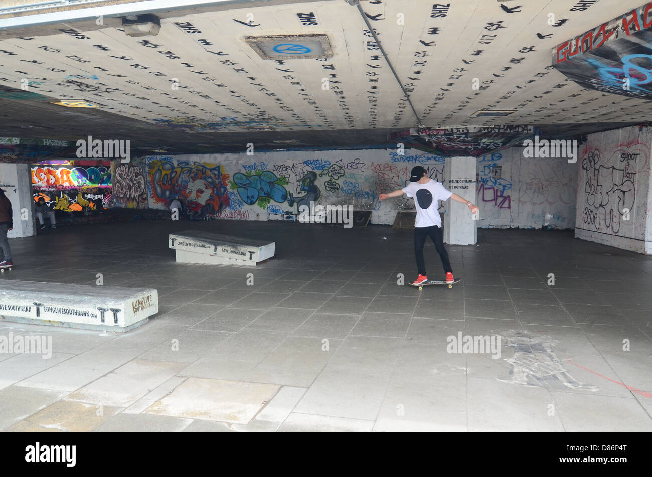 I pattinatori utilizzando Undercroft skate park di Southbank, Londra. Il parco è sotto la minaccia di riqualificazione. Foto Stock