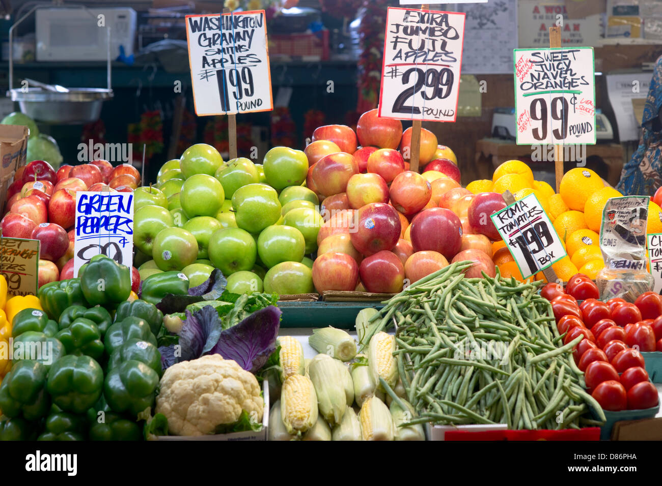 Un fornitore visualizza il suo cibo di produrre il Pike Place Market Pubblica di Seattle Foto Stock