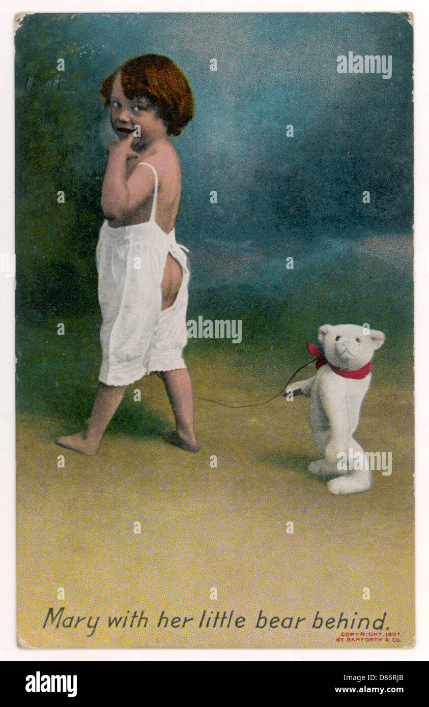 MARIA E IL SUO ORSO DIETRO Foto Stock