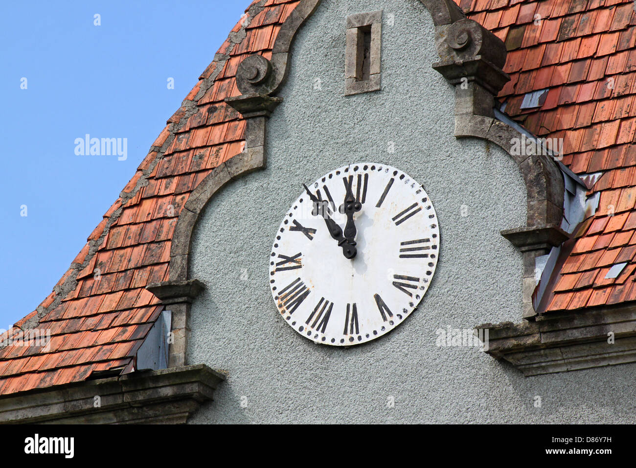 Orologio sulla torre di palazzo nei pressi Chynadiyovo, Ucraina Foto Stock