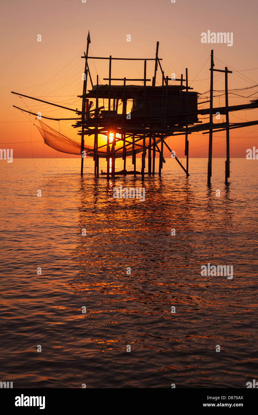 Trabocco (vecchia piattaforma di pesca) all'alba, costa adriatica, regione Abruzzo, Italia. Foto Stock
