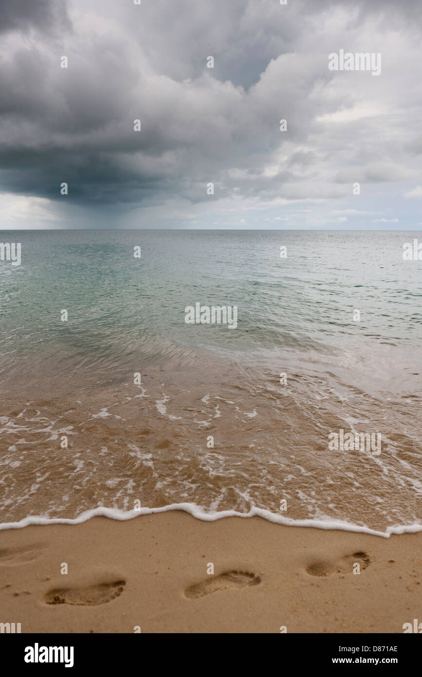 Thailandia, impronte sulla sabbia a Koh Samui Beach Foto Stock