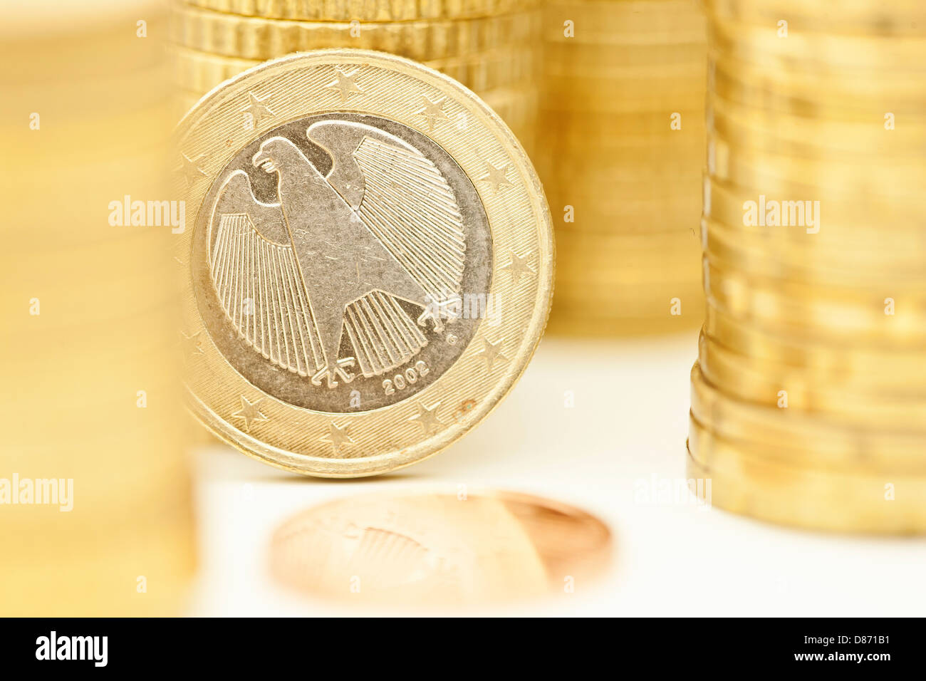 Pile di monete in euro con una moneta da un centesimo, close up Foto Stock