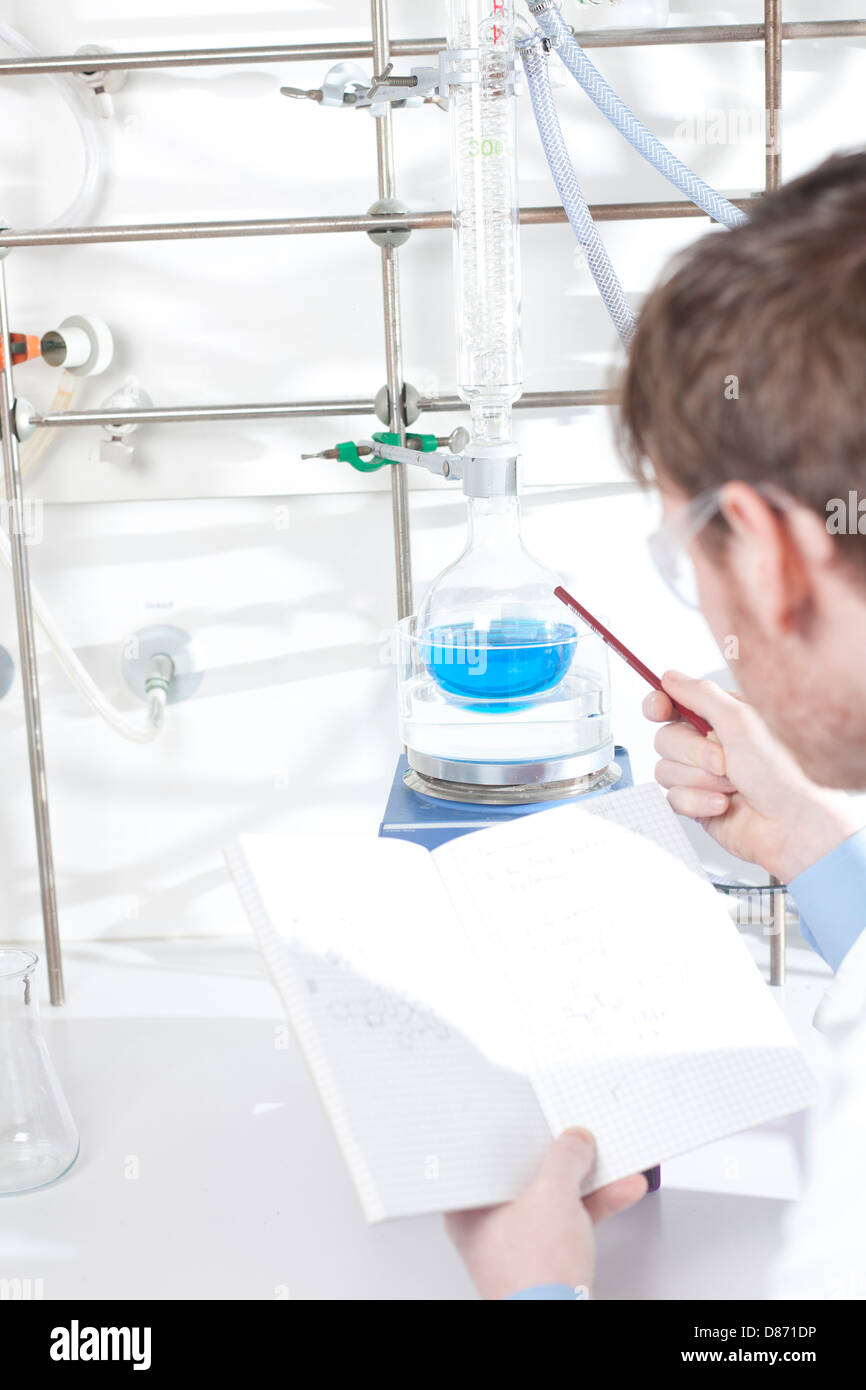 Germania, Ritratto di giovane scienziato rendendo note in opuscoli, sorridente Foto Stock