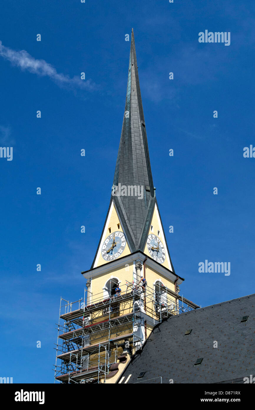 Lavoratori erigere impalcature intorno orologio del campanile della chiesa parrocchiale di Maria Assunta , Prien Alta Baviera Germania Foto Stock