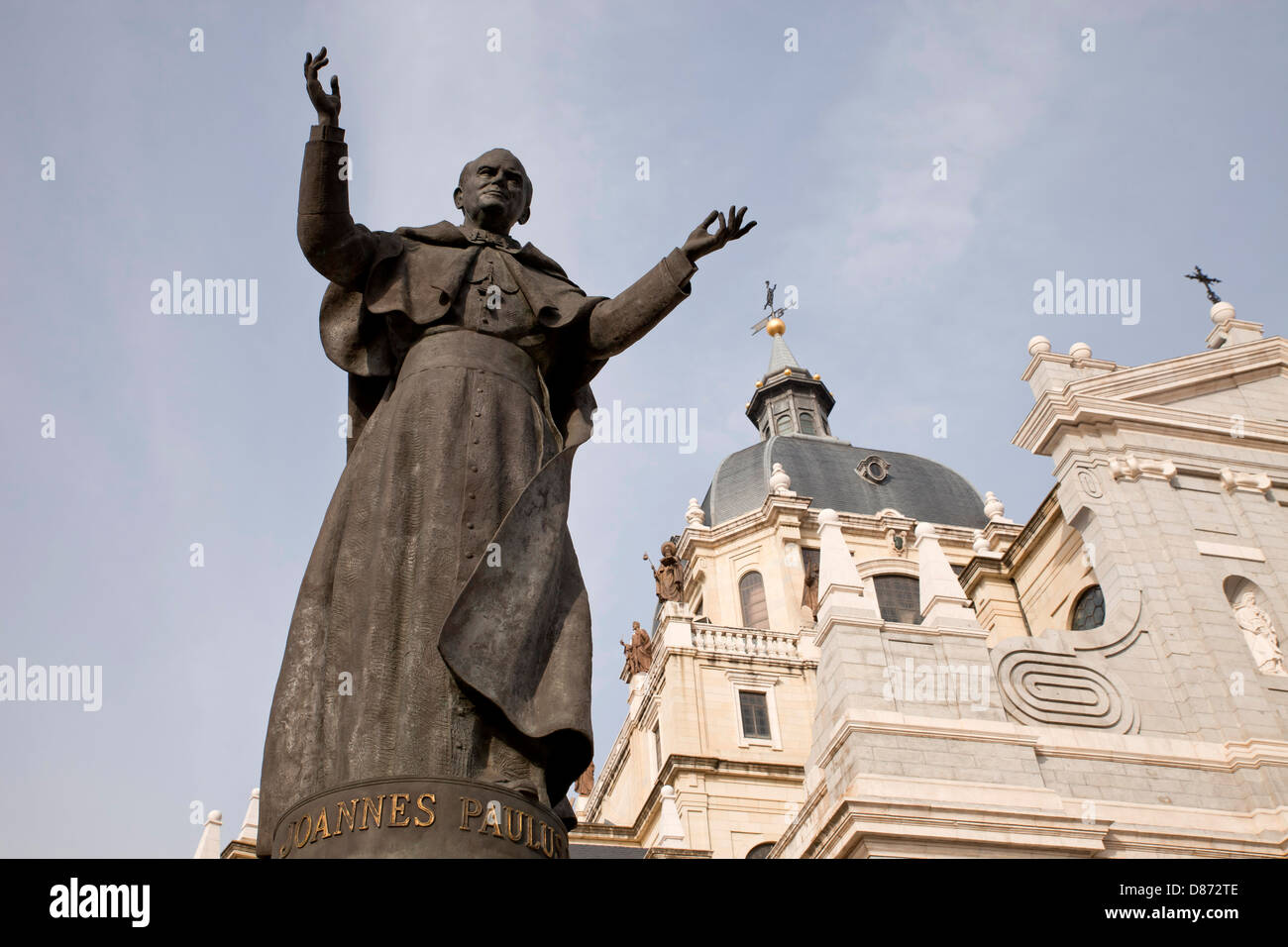 La statua di Papa Giovanni Paolo II nella parte anteriore della cattolica Cattedrale Almudena Santa Maria la Real de La Almudena di Madrid in Spagna, Foto Stock