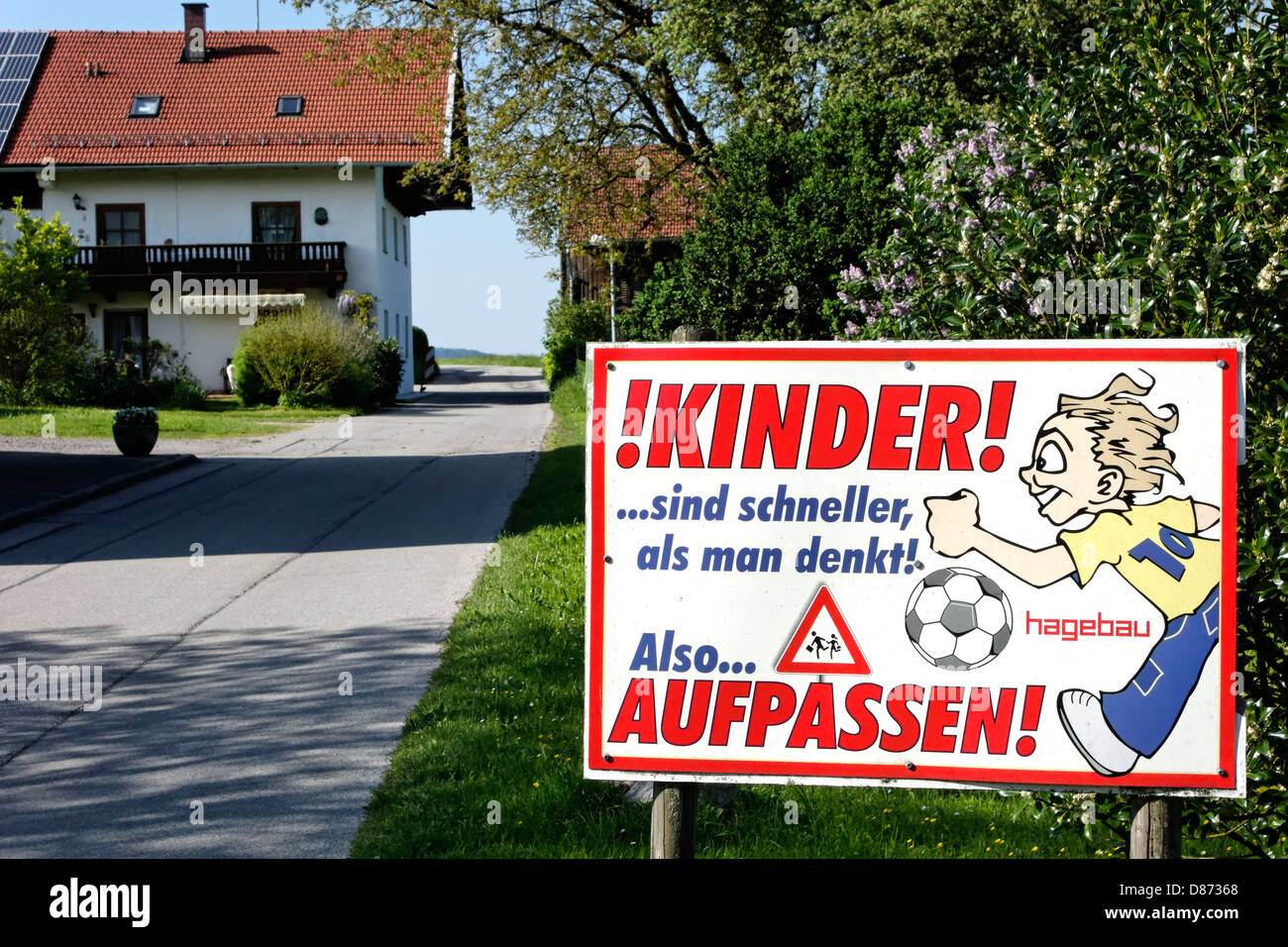 Il tedesco sul ciglio della strada segno di avvertimento per i bambini che giocano nella zona, Stetten Chiemgau, Alta Baviera Germania Foto Stock