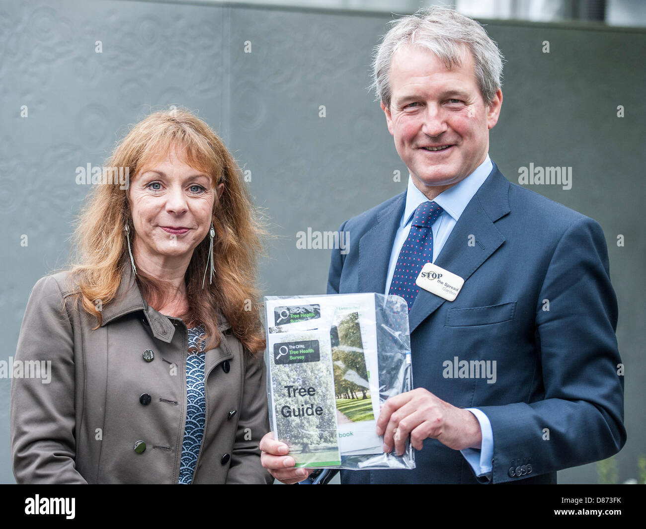 Londra, Regno Unito. Il 20 maggio 2013. Owen Paterson, Defra Segretario di stato, visiti la Fera @a fermare la diffusione' garden e il suo designer Jo Thompson. Il primo giorno del Chelsea Flower Show. Il Royal Hospital Chelsea, Londra, Regno Unito il 20 maggio 2013. Credito: Guy campana / Alamy Live News Foto Stock