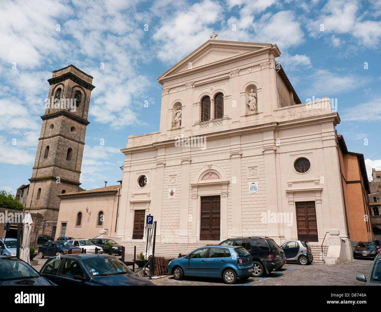 La torre e la cattedrale in epoca etrusca nel centro storico della città di Tarquinia Lazio, Umbria, Italia Foto Stock