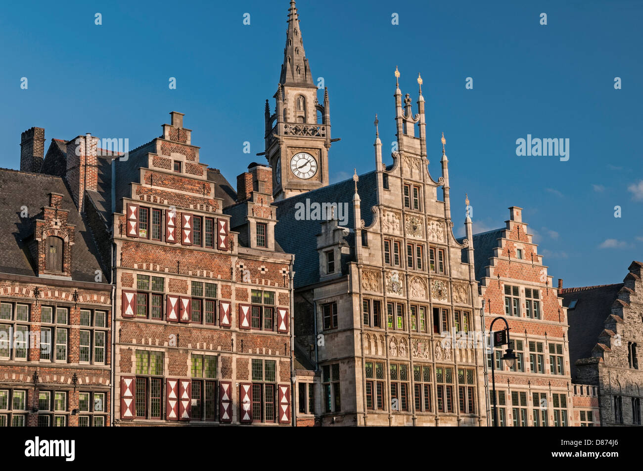 Le case delle corporazioni e Post Plaza Tower sul Graslei Gent Belgio Foto Stock