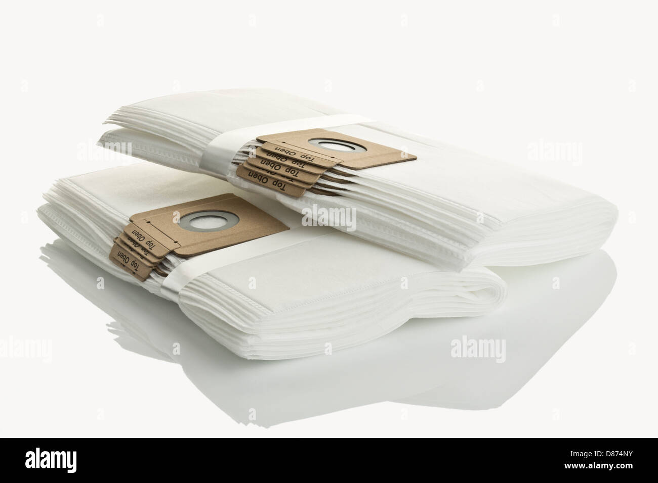 Il filtro antipolvere di sacchetti per aspirapolvere su sfondo bianco, close up Foto Stock