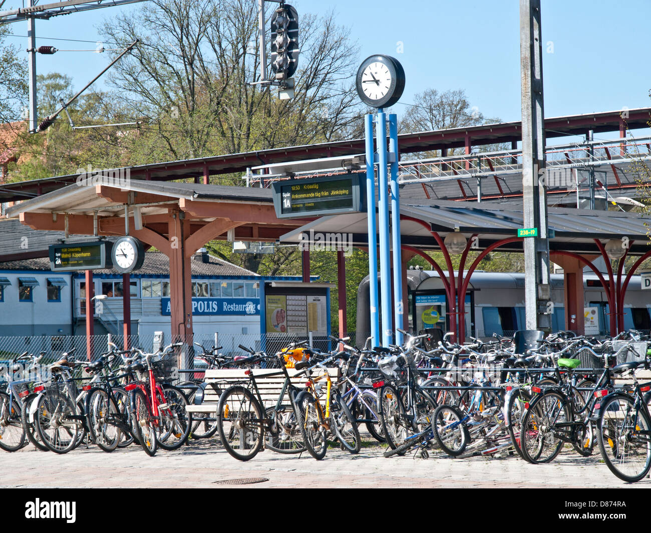 Il parcheggio per le bici in stazione a stazione di Vaxjo, Svezia, Foto Stock