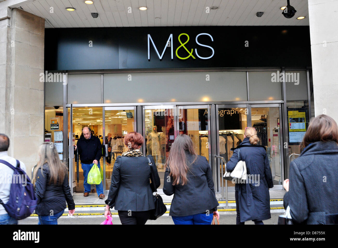 Gli amanti dello shopping nella parte anteriore di Marks & Spencer su Oxford Street, Londra, Regno Unito. Foto Stock