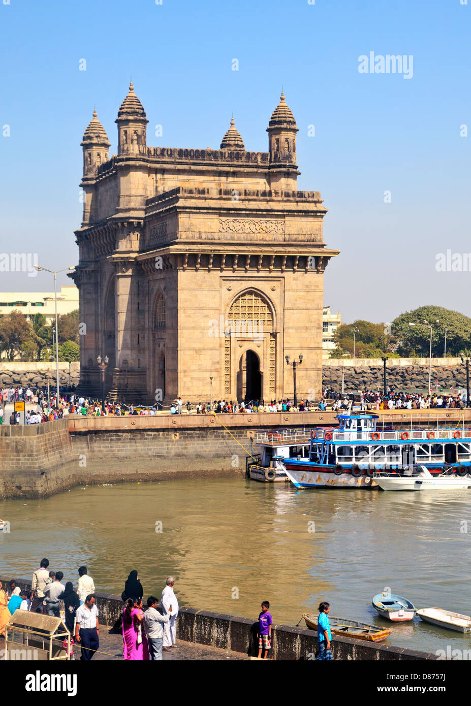 Gateway per India e marina con pubblico e trippers giorno preso dalla vista oceano ristorante presso il Taj Hotel a Bombay in India Foto Stock