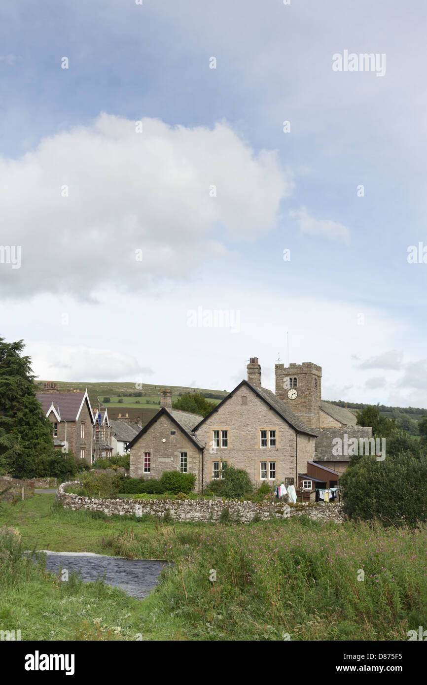 Il villaggio di Bampton Grange in Cumbria e il ponte stradale sul fiume Lowther. Foto Stock