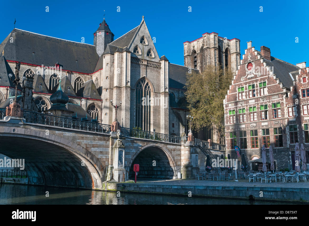 La Chiesa di San Michele e il ponte con le case delle corporazioni Gent Belgio Foto Stock