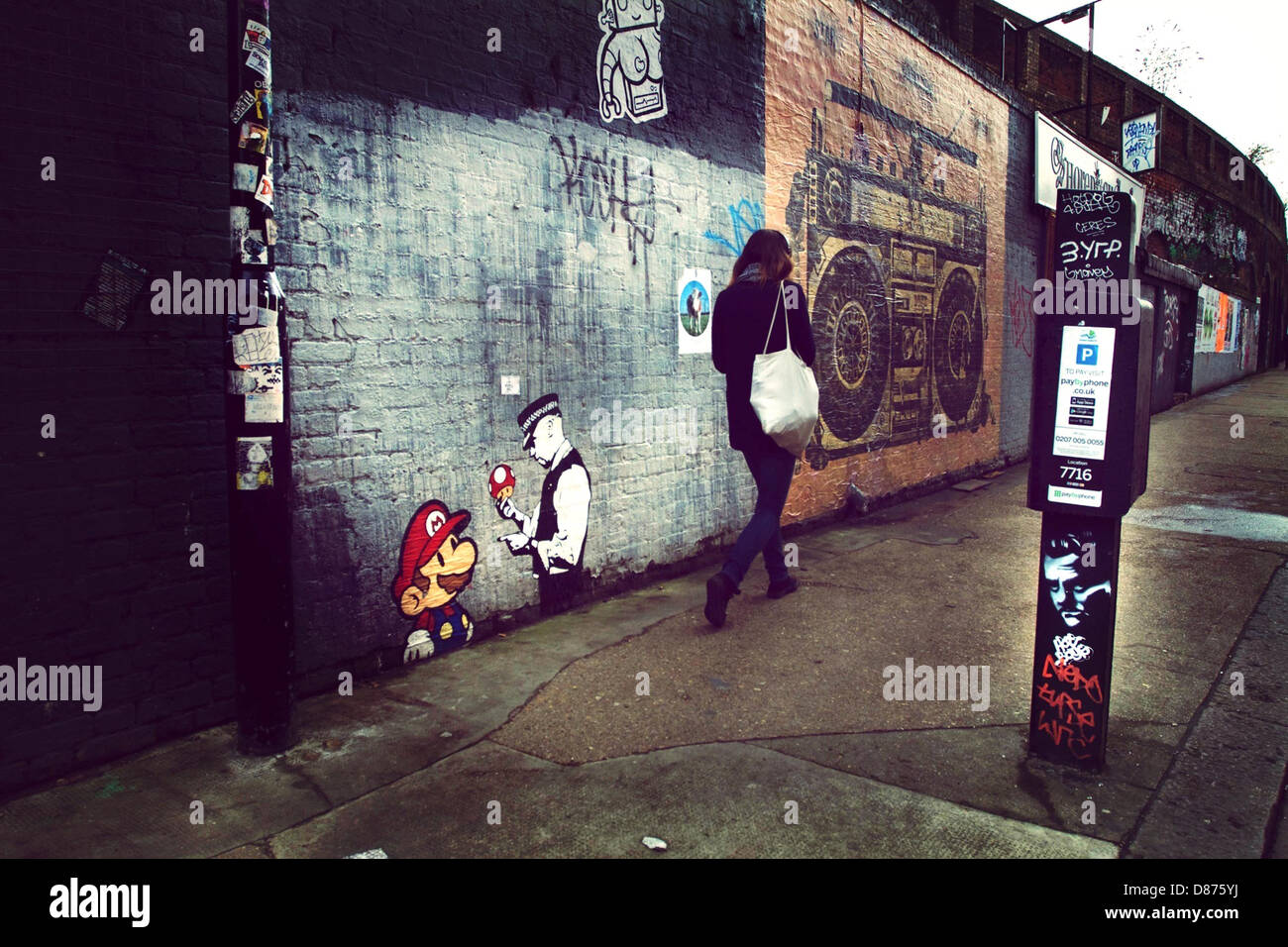 Esempi di graffiti a Hackney shoreditch area in London. Maggio 2013. Foto di credito dovrebbe leggere: (Fuat Akyuz/faimages) Foto Stock