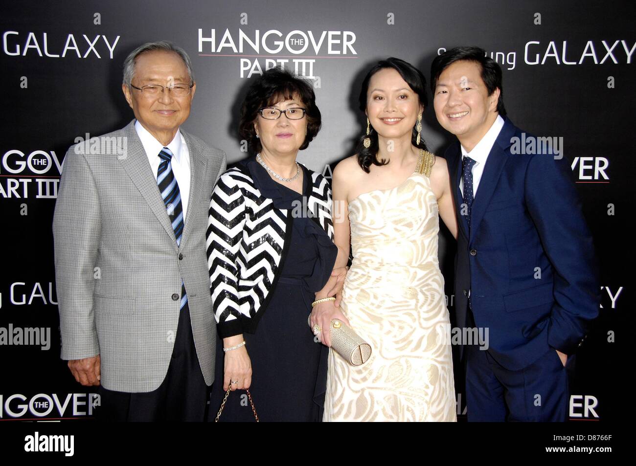 Los Angeles, California, USA. Il 20 maggio 2013. Dong Kuen Jeong, giovane Jeong, Tran Ho, Ken Jeong presso gli arrivi per la sbornia: PARTE III Premiere, Westwood Village Theatre di Los Angeles, CA Maggio 20, 2013. Foto Da: Michael Germana/Everett raccolta/Alamy Live News Foto Stock