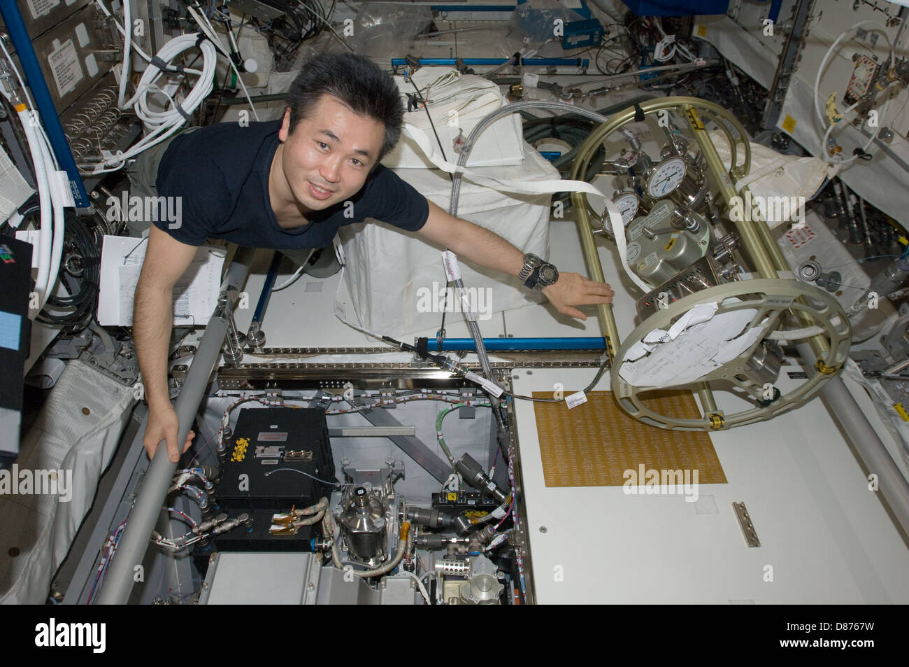 ISS-20 Koichi Wakata lavora nel laboratorio Columbus.jpg Foto Stock