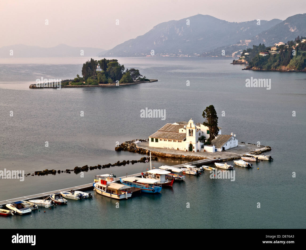 Il pittoresco post card immagine artistica della Panagia Vlacherna kanoni chiesa bianca, mouse Island, bianco di barche e le montagne alle spalle Foto Stock