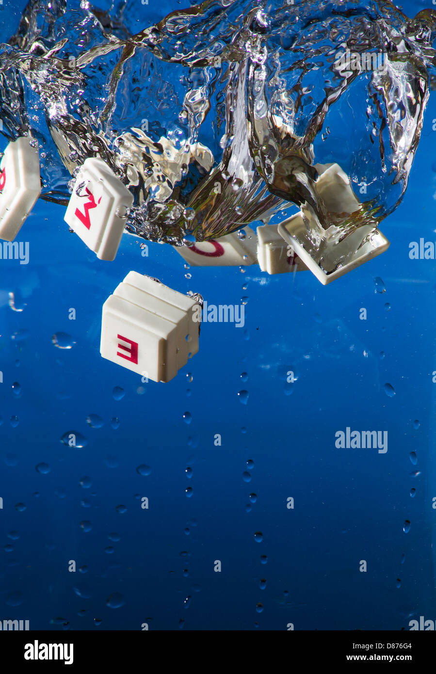 Lettere di plastica con lettere in crash l'acqua Foto Stock