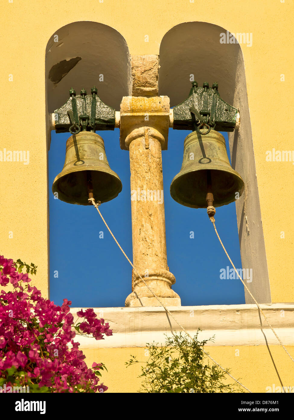 Monastero anteriore elemento architettonico e le campane vicino Paleokastristas, l'isola di Corfù, Grecia Foto Stock