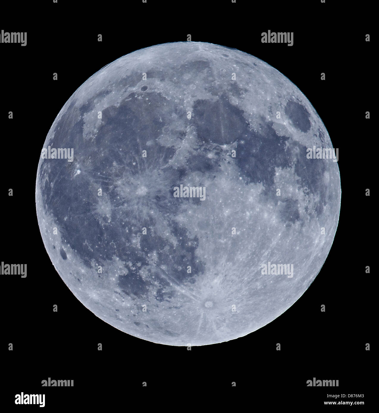 Condizioni atmosferiche spesso producono l'illusione di un "Blue Moon" - questa immagine è stato manipolato digitalmente per creare questo effetto. Foto Stock