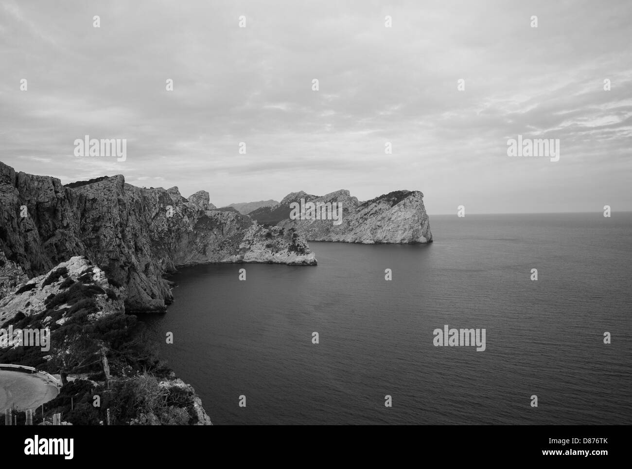 Isole Baleari Cap Formentor Mallorca Spagna in bianco e nero sulla laguna rocce di grandi dimensioni Foto Stock