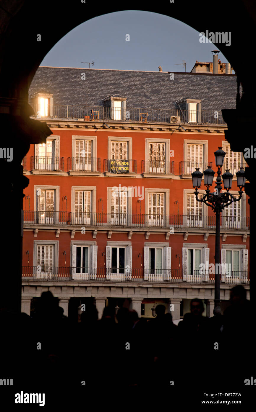 Colonnato e arco sulla piazza centrale Plaza Mayor, Madrid, Spagna, Europa Foto Stock