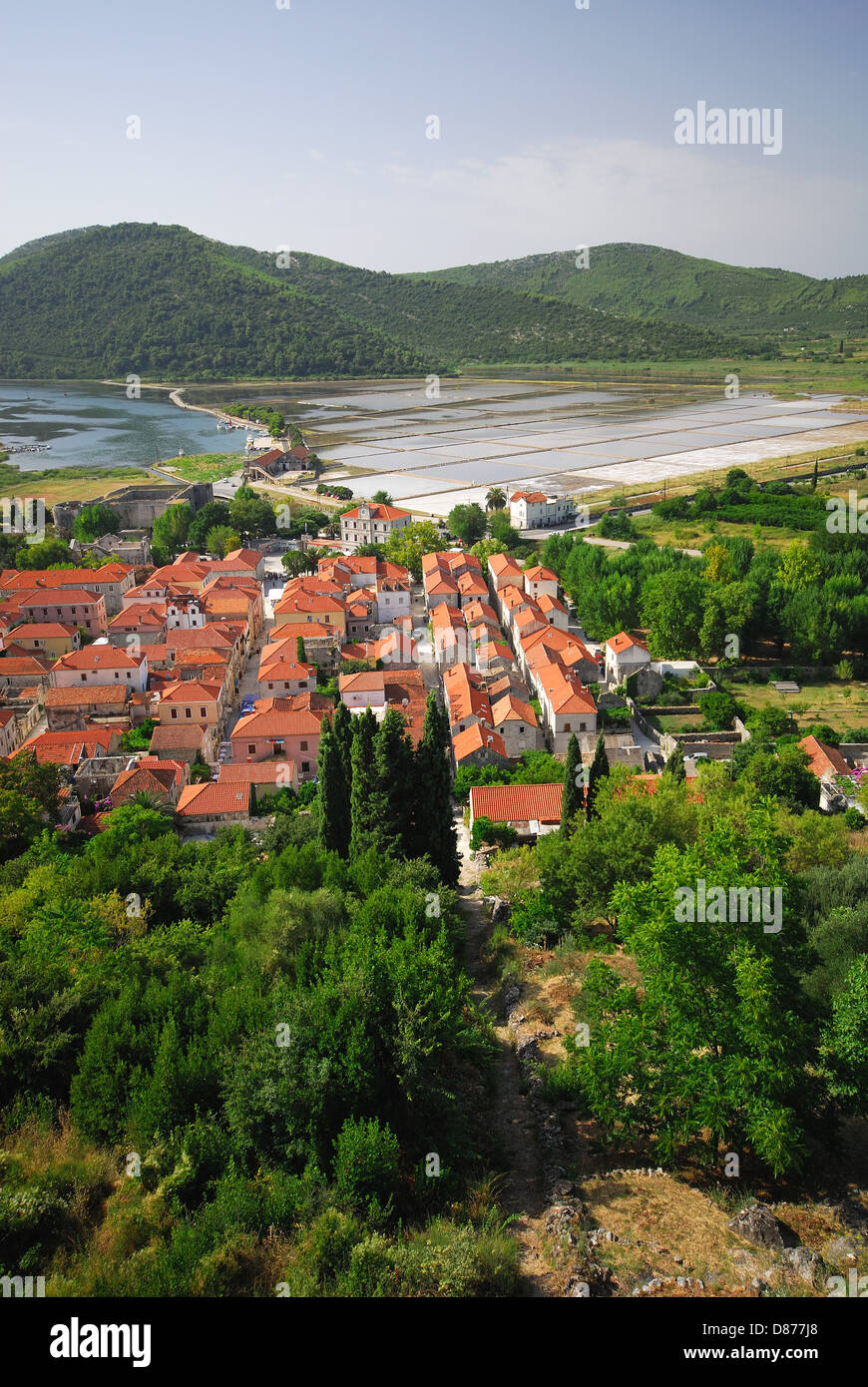 STON, Croazia. Una vista in alzata della città, i sali delle pentole e la penisola di Peljesac dalla medioevale cinta difensiva. Foto Stock