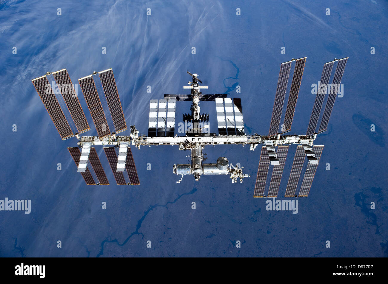 Immagine che mostra la stazione spaziale Internazionale (ISS) in orbita sopra la Terra con moduli e pannelli solari visibili Foto Stock
