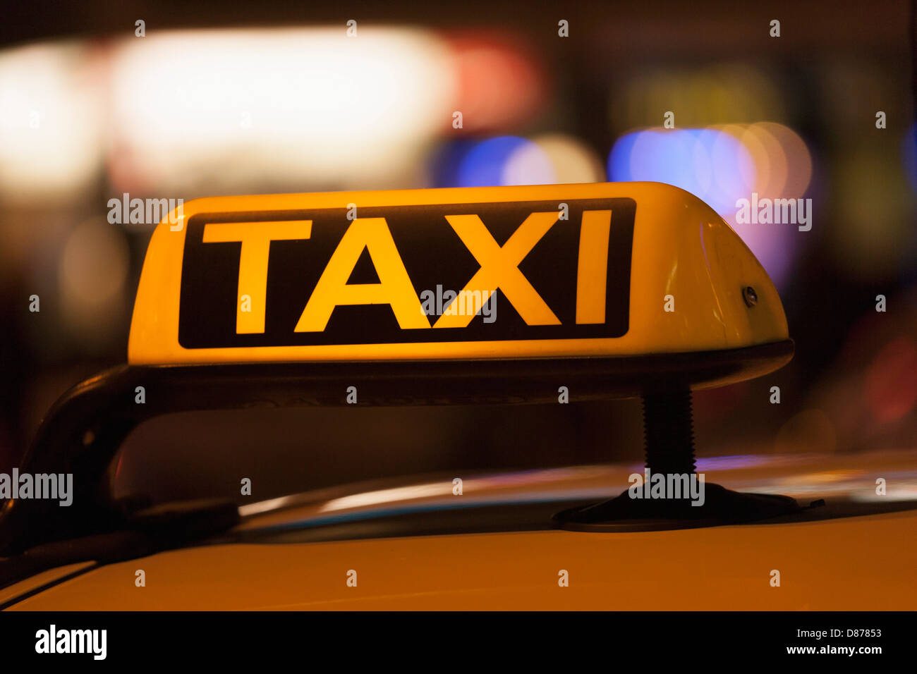 In Germania, in Baviera, Monaco di Baviera, segno illuminata sul taxi che mostra la disponibilità Foto Stock