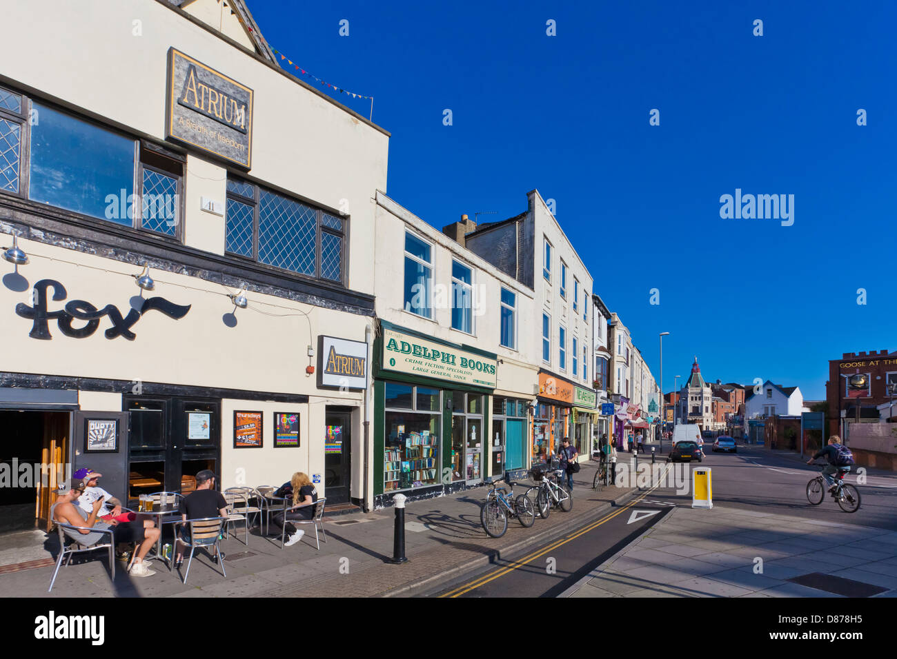 Inghilterra, Hampshire, Portsmouth, vista di pub e negozi di Albert Road Foto Stock